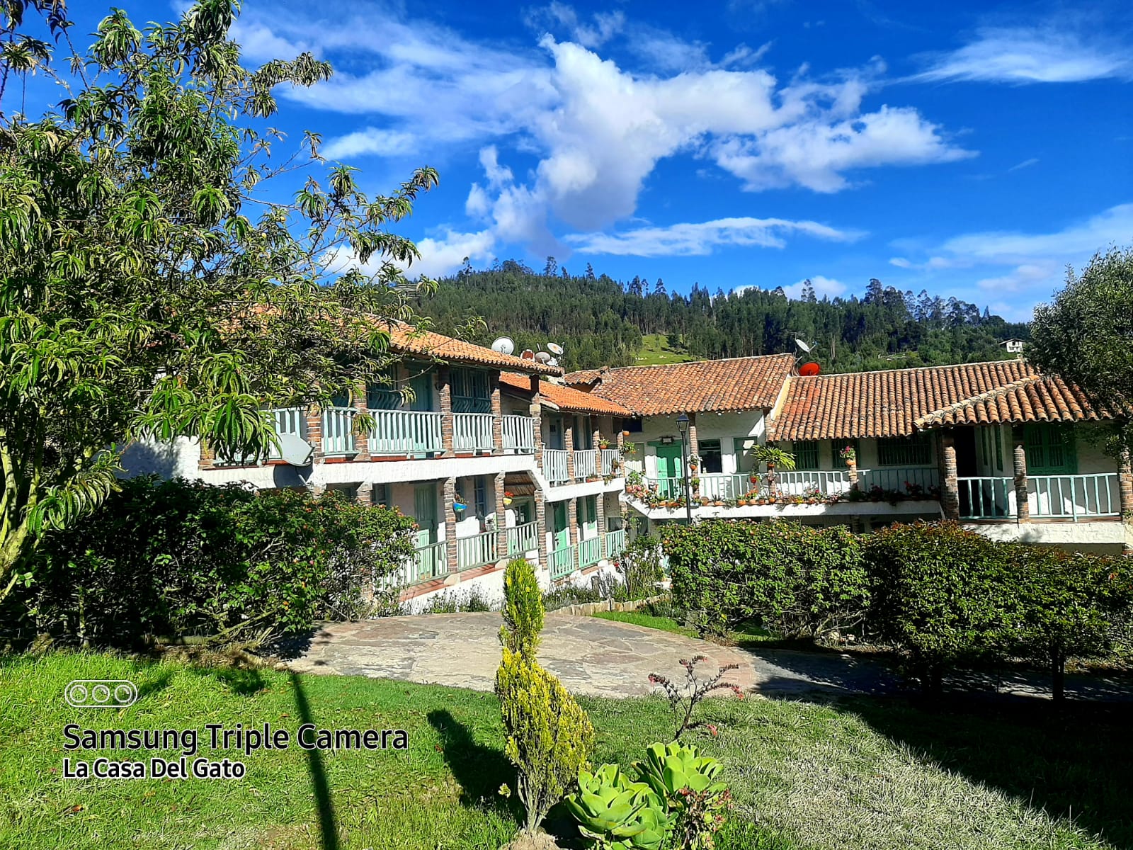 Casas de teja, balcones, jardines y montañas en Pueblito Boyacense